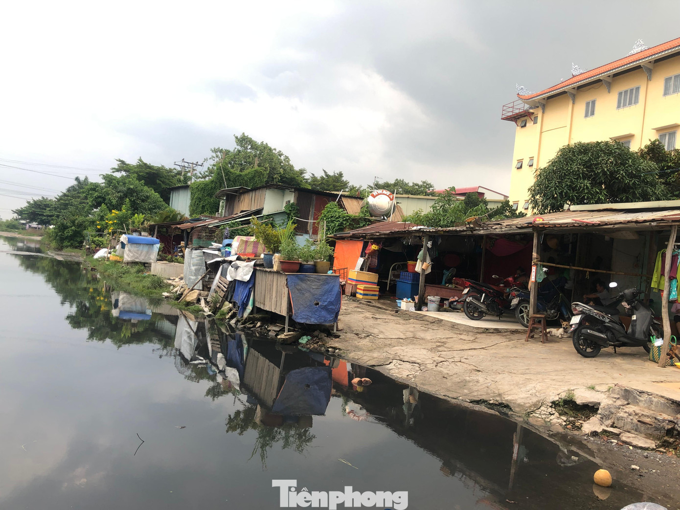 Căn nhà trọ ọp ẹp nằm ngay con đường quanh năm triều cường, nước đen sẵn sàng ập vào nhà mỗi đêm