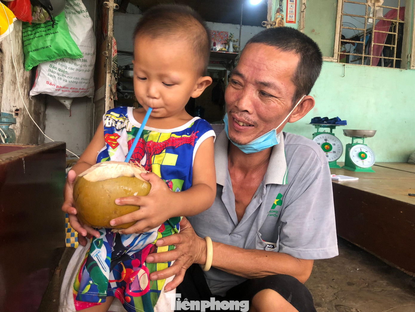 Đứa cháu nội 2 tuổi của bà Nhàn hớn hở khi được cho trái dừa, liền uống ngon lành