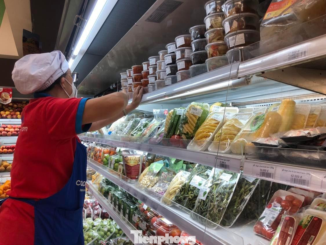 Hàng hóa được tiếp đầy quầy kệ phục vụ khách mua Hàng hóa được tiếp đầy quầy kệ phục vụ khách mua