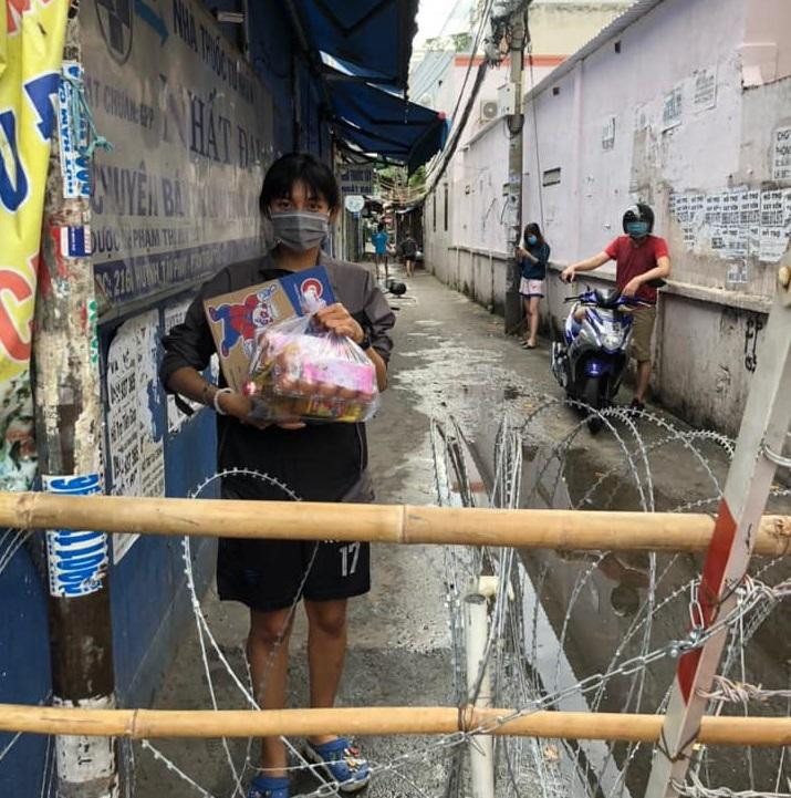 Những phần quà gửi đến người khó khăn Những phần quà gửi đến người khó khăn