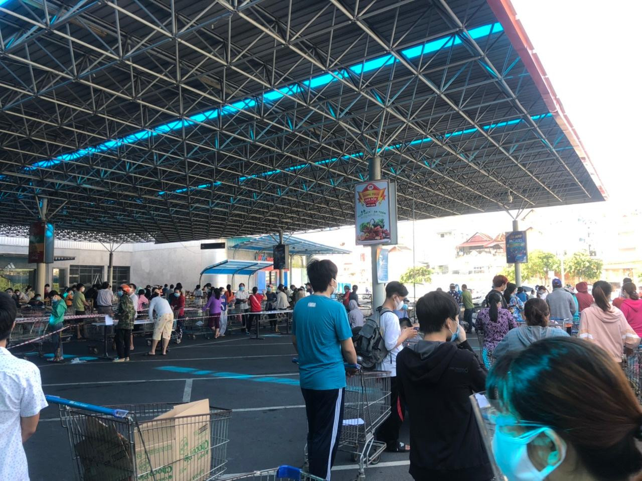 &quot;Không biết có F0 trong dòng người nghìn nghịt này không, tôi vừa xếp hàng vừa... run&quot; - bà Mai (50 tuổi) cho biết.