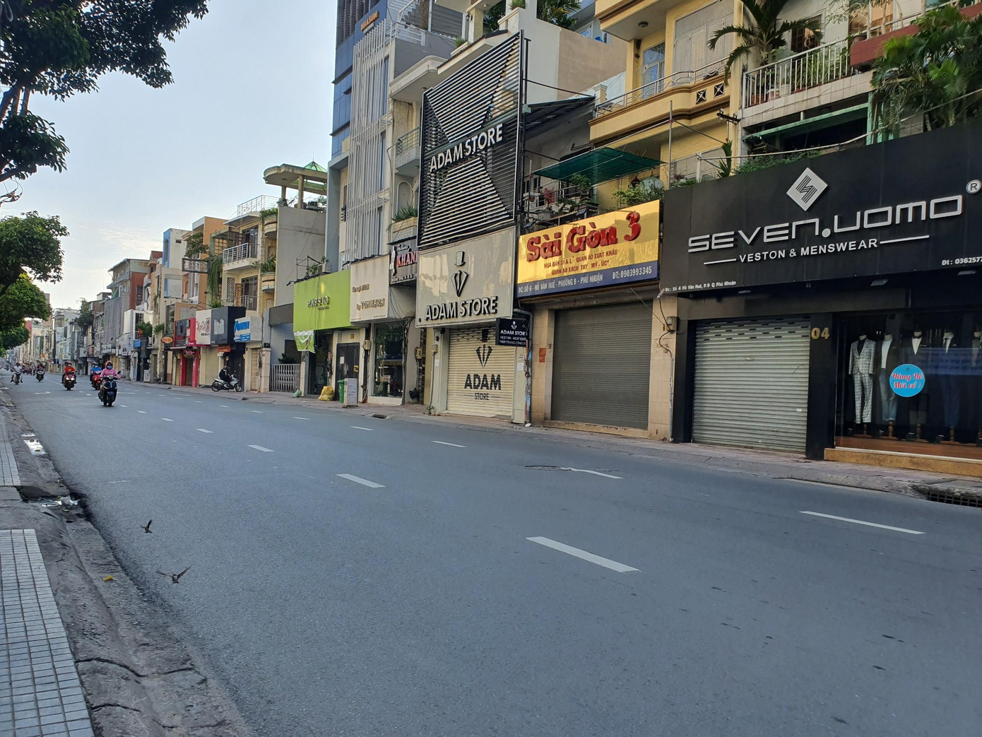 Hàng quán hai bên đường đóng cửa