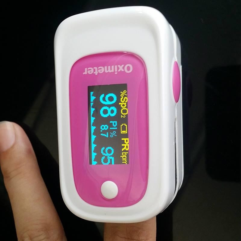 Máy đo nồng độ oxy cũng đắt hàng, được nhiều người tìm mua để kiểm tra sức khỏe trước COVID-19. Máy đo nồng độ oxy cũng đắt hàng, được nhiều người tìm mua để kiểm tra sức khỏe trước COVID-19.