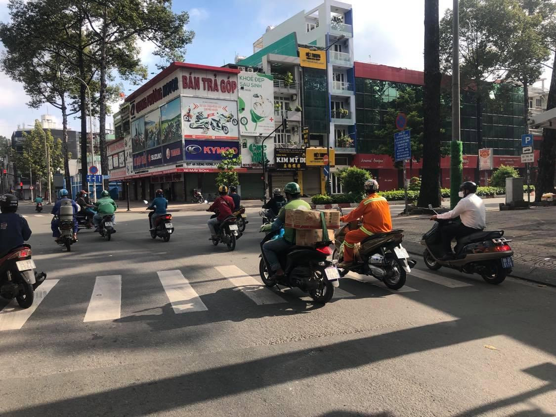 Đường sá đông đúc, nhộn nhịp như chưa hề có COVID-19