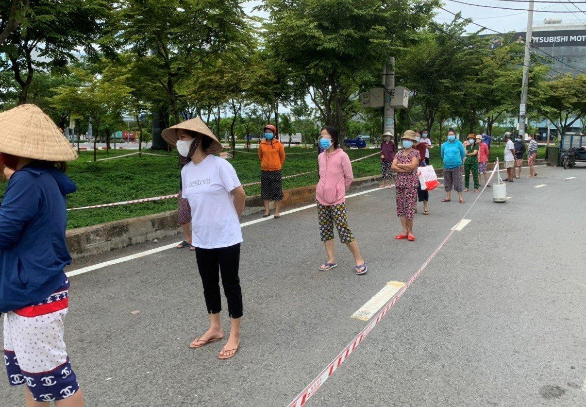 Dòng người xếp hàng chờ mua thực phẩm tại một điểm bán hàng lưu động ở TPHCM Dòng người xếp hàng chờ mua thực phẩm tại một điểm bán hàng lưu động ở TPHCM