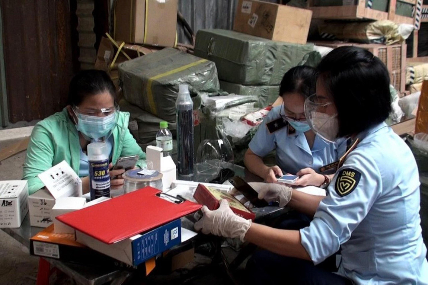 Cơ quan chức năng kiểm tra một lô hàng có dấu hiệu không rõ nguồn gốc xuất xứ