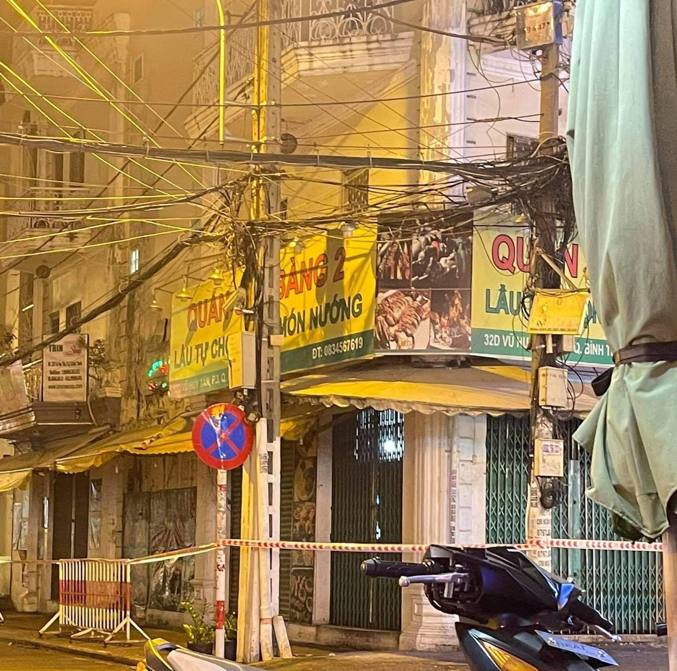 Quán lẩu trên đường Vũ Huy Tuấn (Q.Bình Thạnh) bị phong tỏa do có người đến quán bánh canh O Thanh (đường Nguyễn Đình Chiểu, Q.3) - nơi có bệnh nhân mắc COVID-19 Quán lẩu trên đường Vũ Huy Tuấn (Q.Bình Thạnh) bị phong tỏa do có người đến quán bánh canh O Thanh (đường Nguyễn Đình Chiểu, Q.3) - nơi có bệnh nhân mắc COVID-19