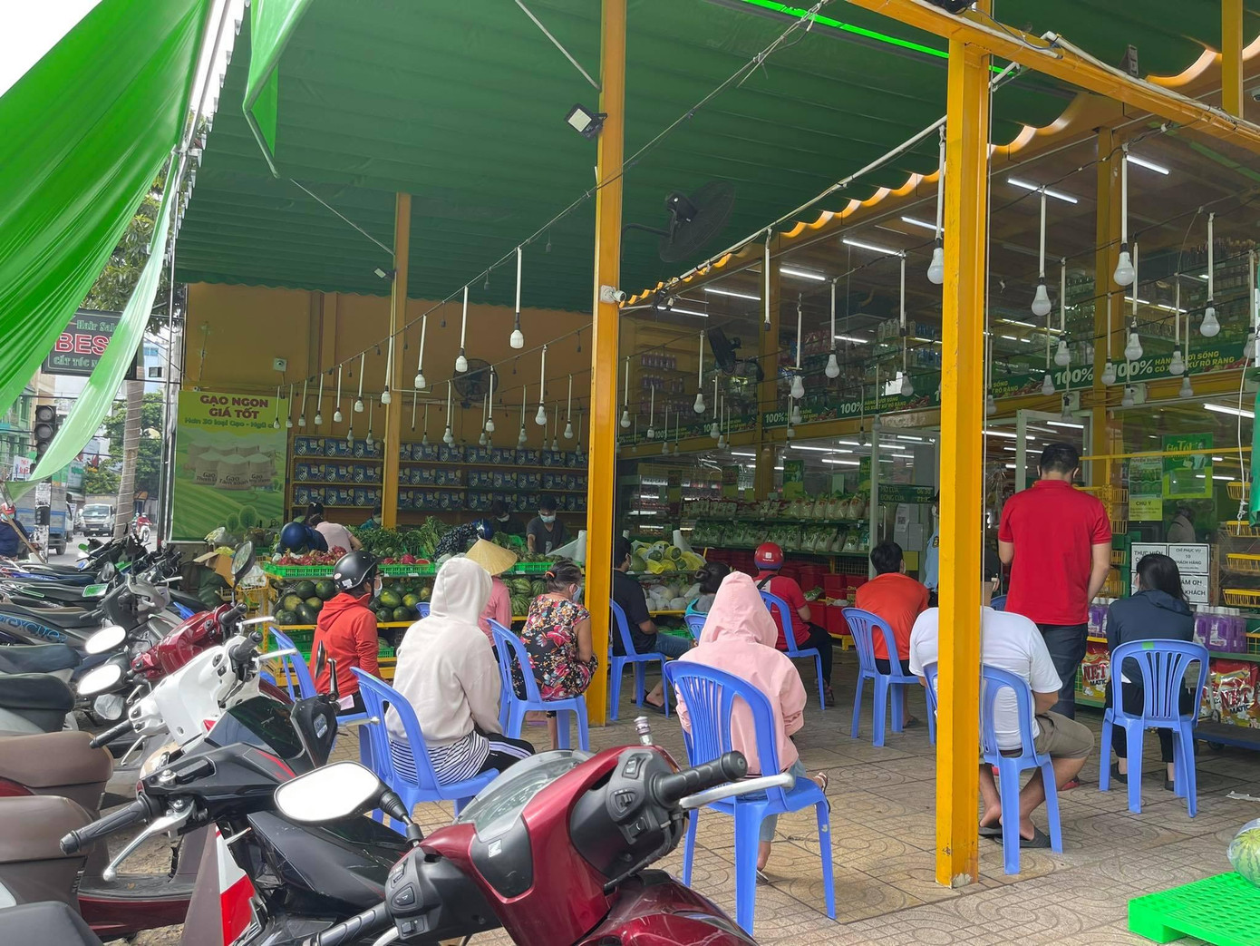 Siêu thị Bách Hóa Xanh sắp ghế cho khách ngồi chờ đến lượt vào mua sắm Siêu thị Bách Hóa Xanh sắp ghế cho khách ngồi chờ đến lượt vào mua sắm