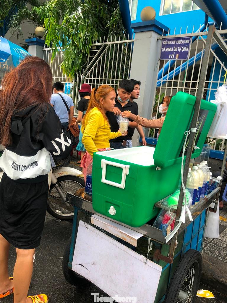 Bên hông bệnh viện Từ Dũ rất nhiều người kinh doanh hàng ăn uống đều không đeo khẩu trang