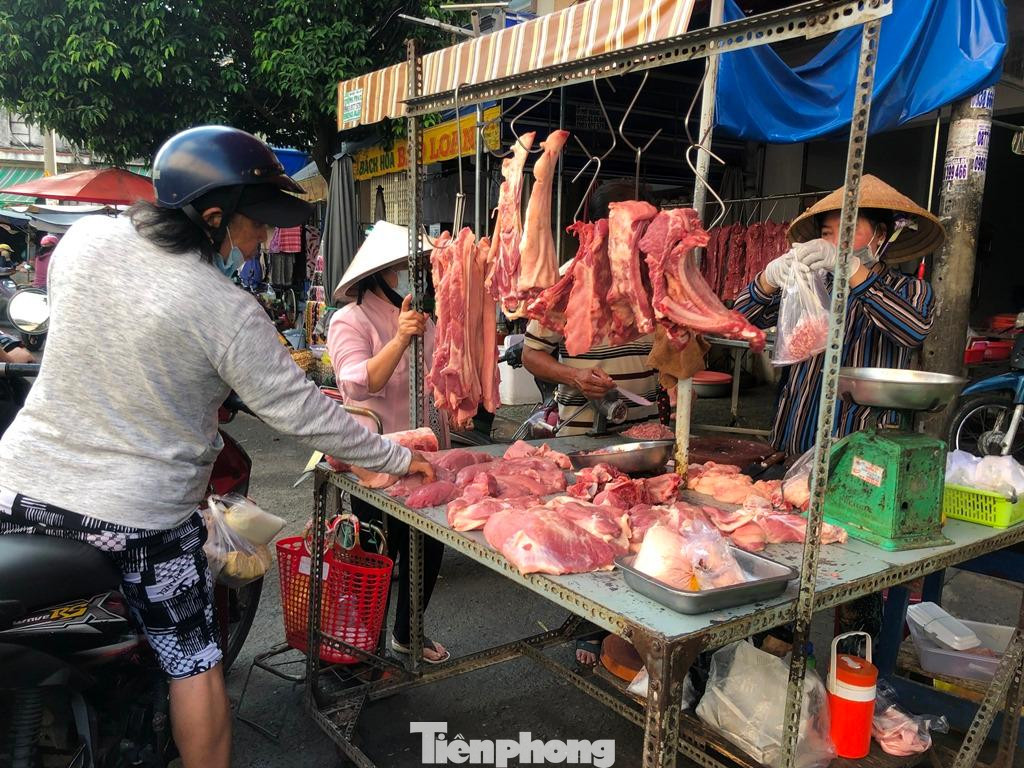 Người mua cũng vô tư kéo khẩu trang xuống cằm khi đến nơi đông người