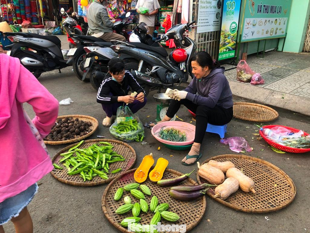 Tại nhiều khu vực xung quanh chợ Phú Lâm, Hồ Trọng Quý (Q.6), Bà Chiểu (Q.Bình Thạnh), khu vực chợ bên hông Bến xe Chợ Lớn (Q.5)…; bệnh viện Từ Dũ (Q.1), bệnh viện Bình Dân (Q.3)… không ít người kinh doanh thực phẩm, hàng ăn uống vẫn vô tư “nói không” với khẩu trang.
