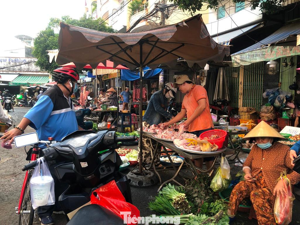 Nếu như trong chợ, tiểu thương còn được nhắc nhở thì ở các chợ cóc, chợ tự phát... phòng dịch bệnh tùy theo ý thức của mỗi người.