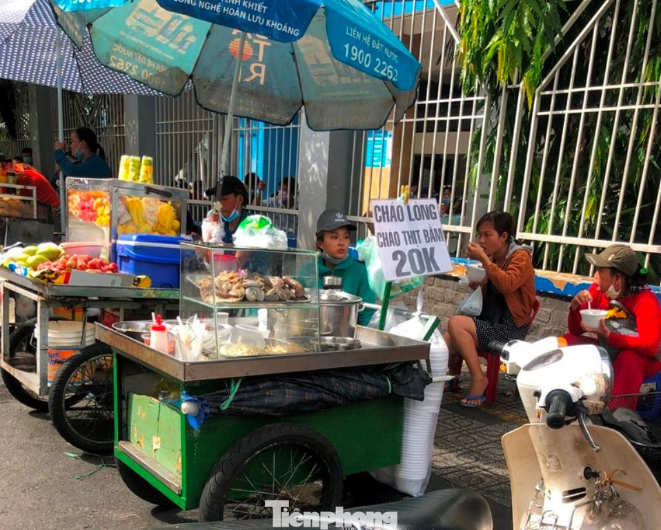 Người bán, người mua vô tư ăn uống cạnh nhau bên hông bệnh viện