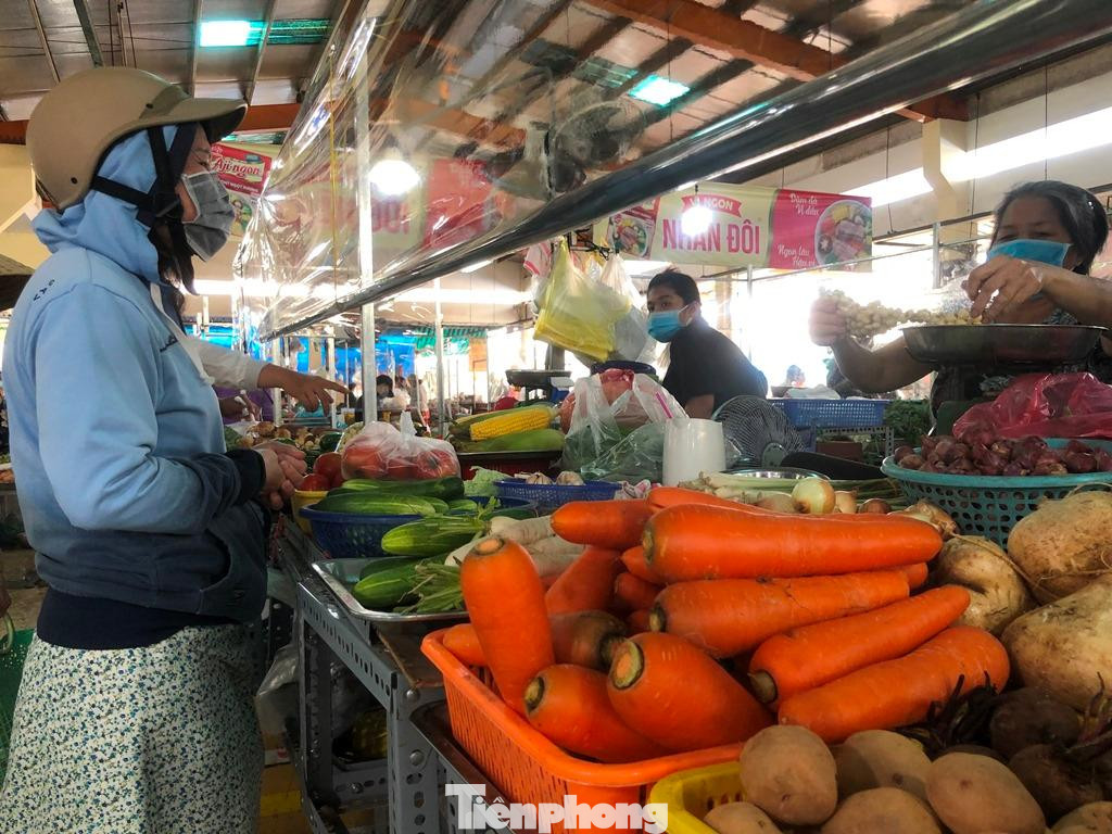 Chợ Bình Thới lắp vách ngăn để hạn chế tiếp xúc giữa người bán và người mua Chợ Bình Thới lắp vách ngăn để hạn chế tiếp xúc giữa người bán và người mua