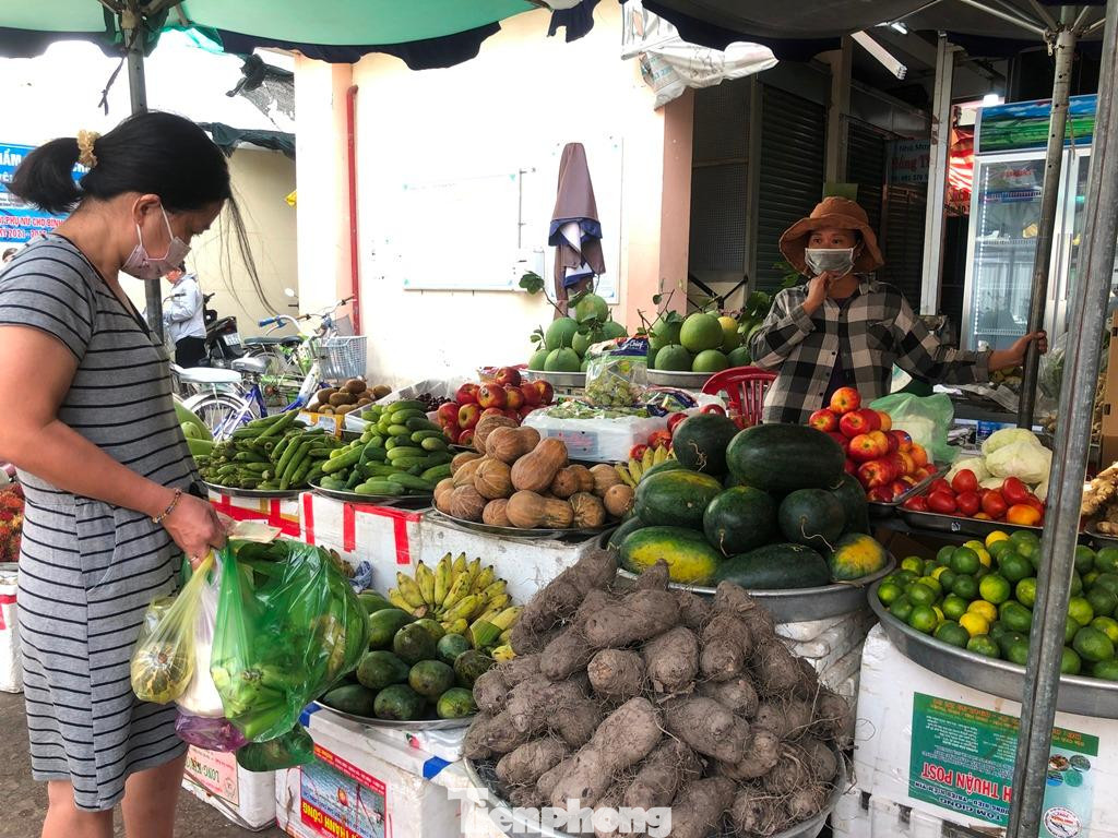 Người dân mua sắm tại chợ Bình Thới ngày 21/7 Người dân mua sắm tại chợ Bình Thới ngày 21/7