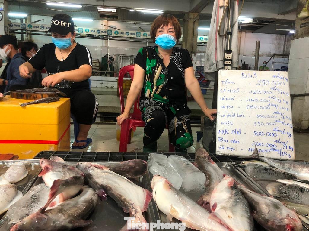 Bà Nguyễn Thị Thoa là người bán cá duy nhất ở chợ An Đông hiện nay, do đó lượng cá bán ra tăng gấp 2-3 lần so với trước. Bà Nguyễn Thị Thoa là người bán cá duy nhất ở chợ An Đông hiện nay, do đó lượng cá bán ra tăng gấp 2-3 lần so với trước.