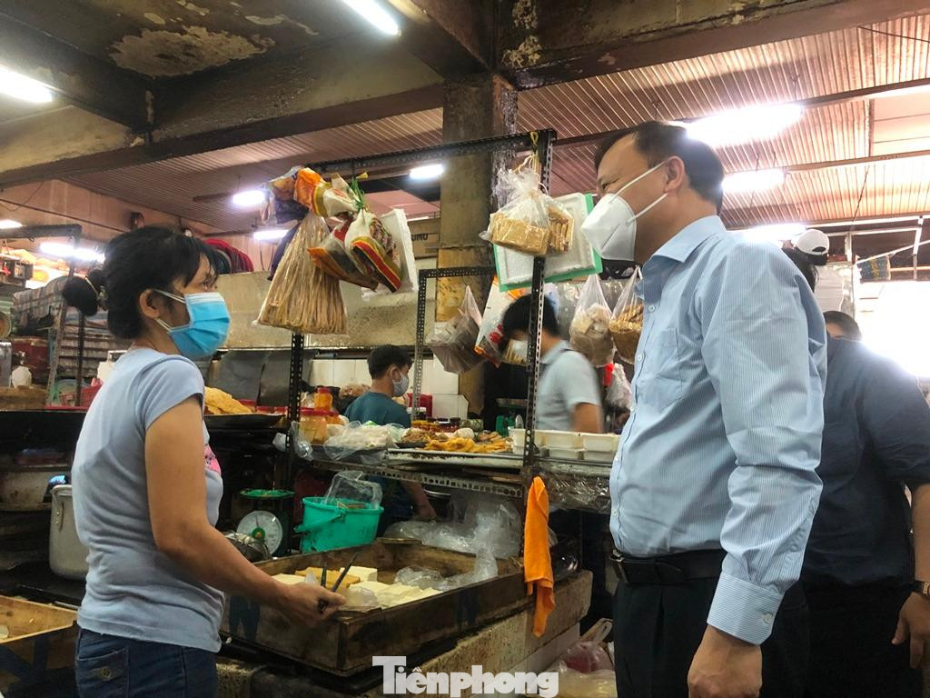 Thứ trưởng Đỗ Thắng Hải trò chuyện với tiểu thương Thứ trưởng Đỗ Thắng Hải trò chuyện với tiểu thương