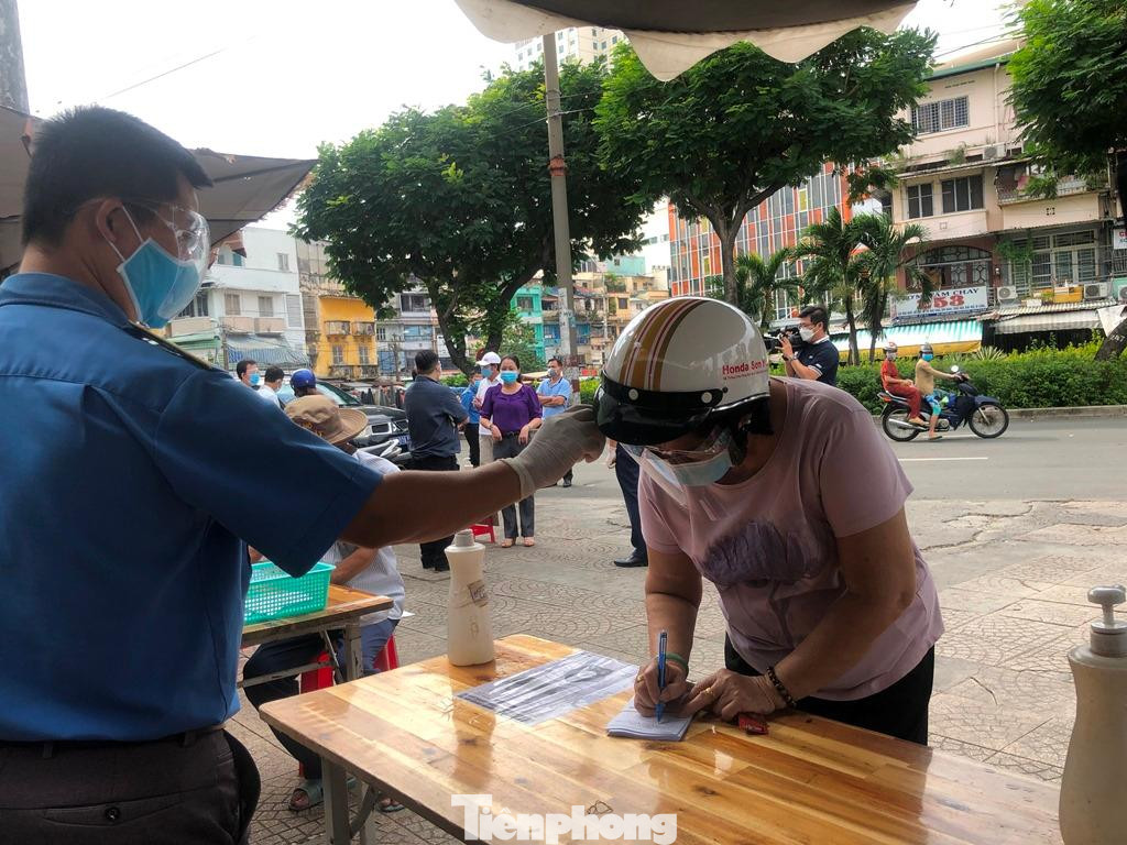 Người dân đến chợ An Đông ngoài khai báo y tế, đo nhiệt độ sẽ được phát phiếu đi chợ Người dân đến chợ An Đông ngoài khai báo y tế, đo nhiệt độ sẽ được phát phiếu đi chợ