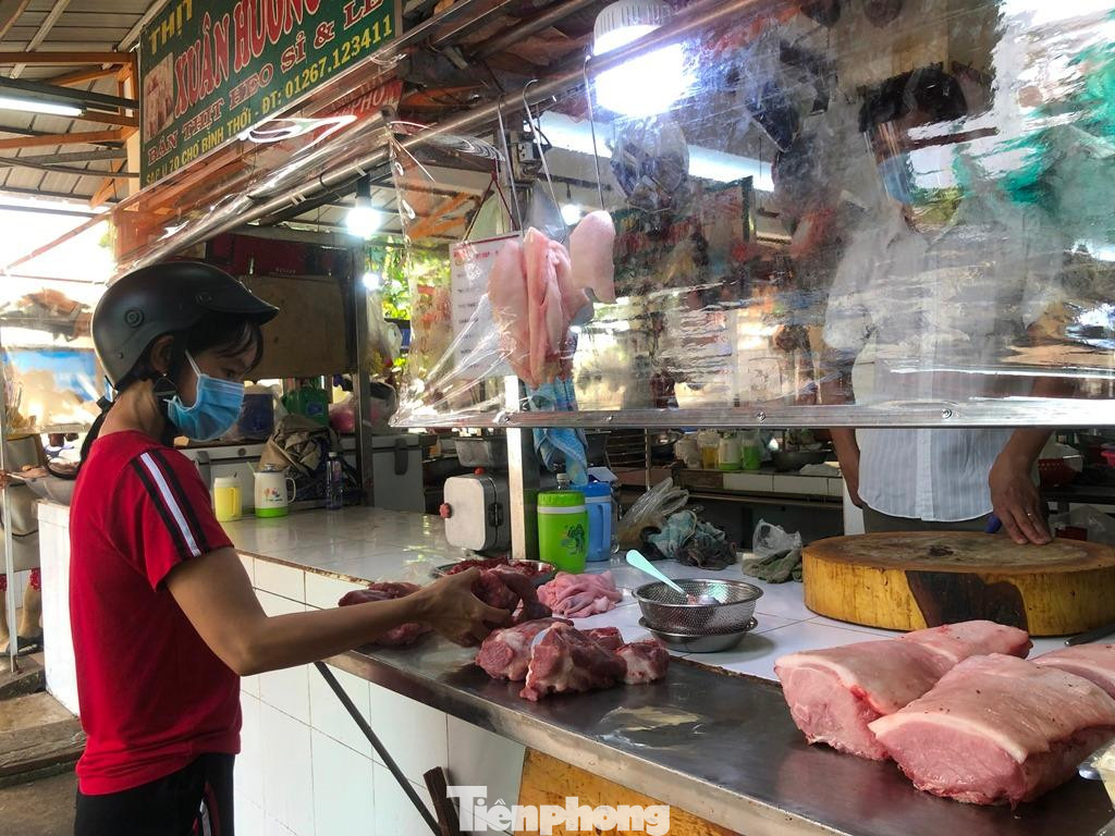 Dù nhiều chợ đã mở lại tại TPHCM nhưng sức mua khá yếu Dù nhiều chợ đã mở lại tại TPHCM nhưng sức mua khá yếu