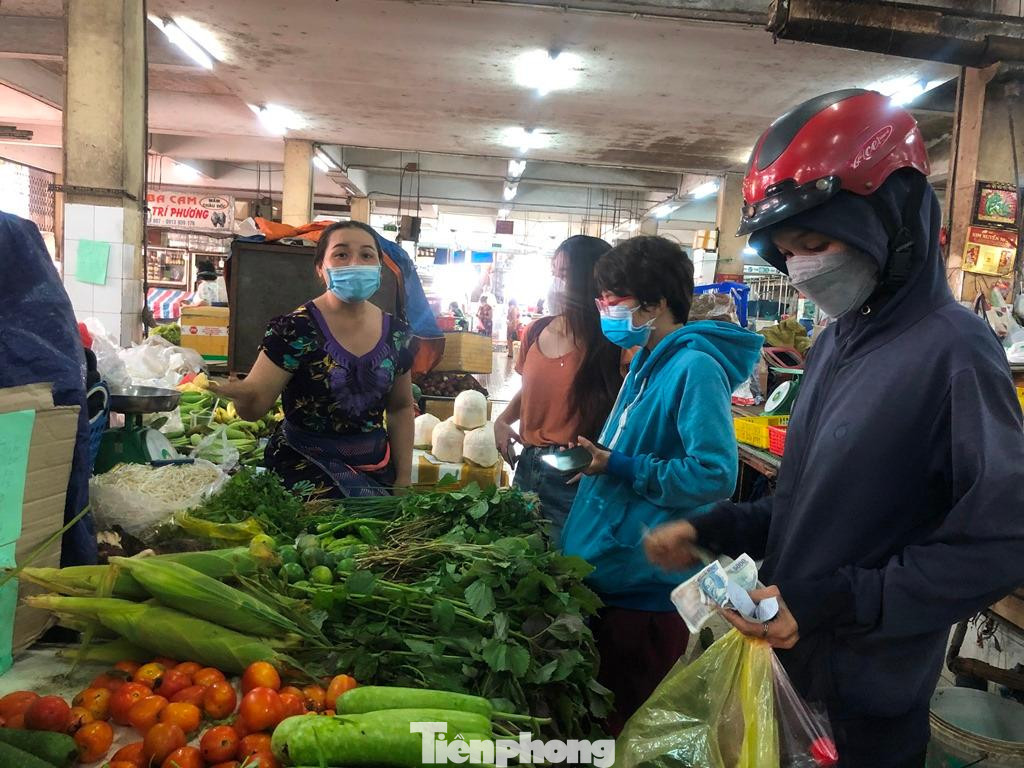 Rau xanh vẫn còn đứng ở mức cao, như dưa leo giá 40.000 đồng/kg, tăng gấp đôi so với ngày thường. Rau xanh vẫn còn đứng ở mức cao, như dưa leo giá 40.000 đồng/kg, tăng gấp đôi so với ngày thường.