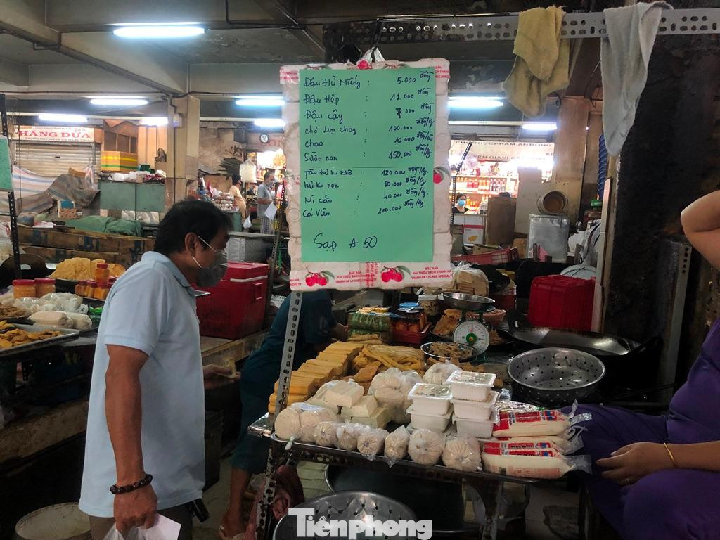 Các quầy hàng đều niêm yết giá rõ ràng để người bán dễ mua Các quầy hàng đều niêm yết giá rõ ràng để người bán dễ mua