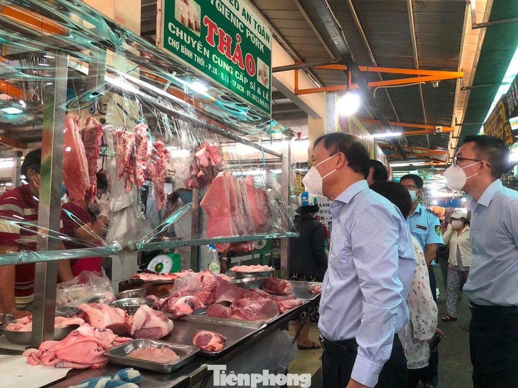 Thứ trưởng Bộ Công thương Đỗ Thắng Hải kiểm tra một số chợ đang hoạt động tại TPHCM Thứ trưởng Bộ Công thương Đỗ Thắng Hải kiểm tra một số chợ đang hoạt động tại TPHCM