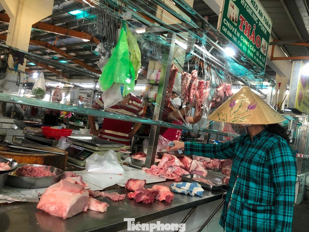 Tuy nhiên, giá thịt heo và rau xanh vẫn còn đứng ở mức cao Tuy nhiên, giá thịt heo và rau xanh vẫn còn đứng ở mức cao