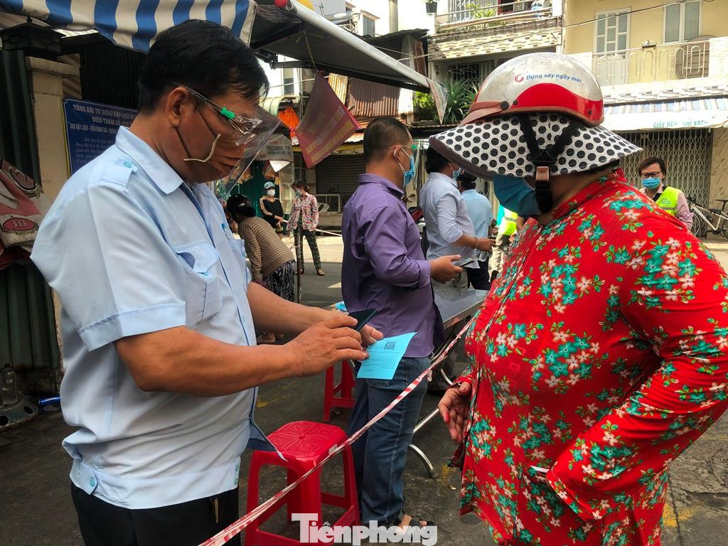 Chợ Bình Thới (Q.11) quét mã QR cho khách trước khi vào chợ Chợ Bình Thới (Q.11) quét mã QR cho khách trước khi vào chợ