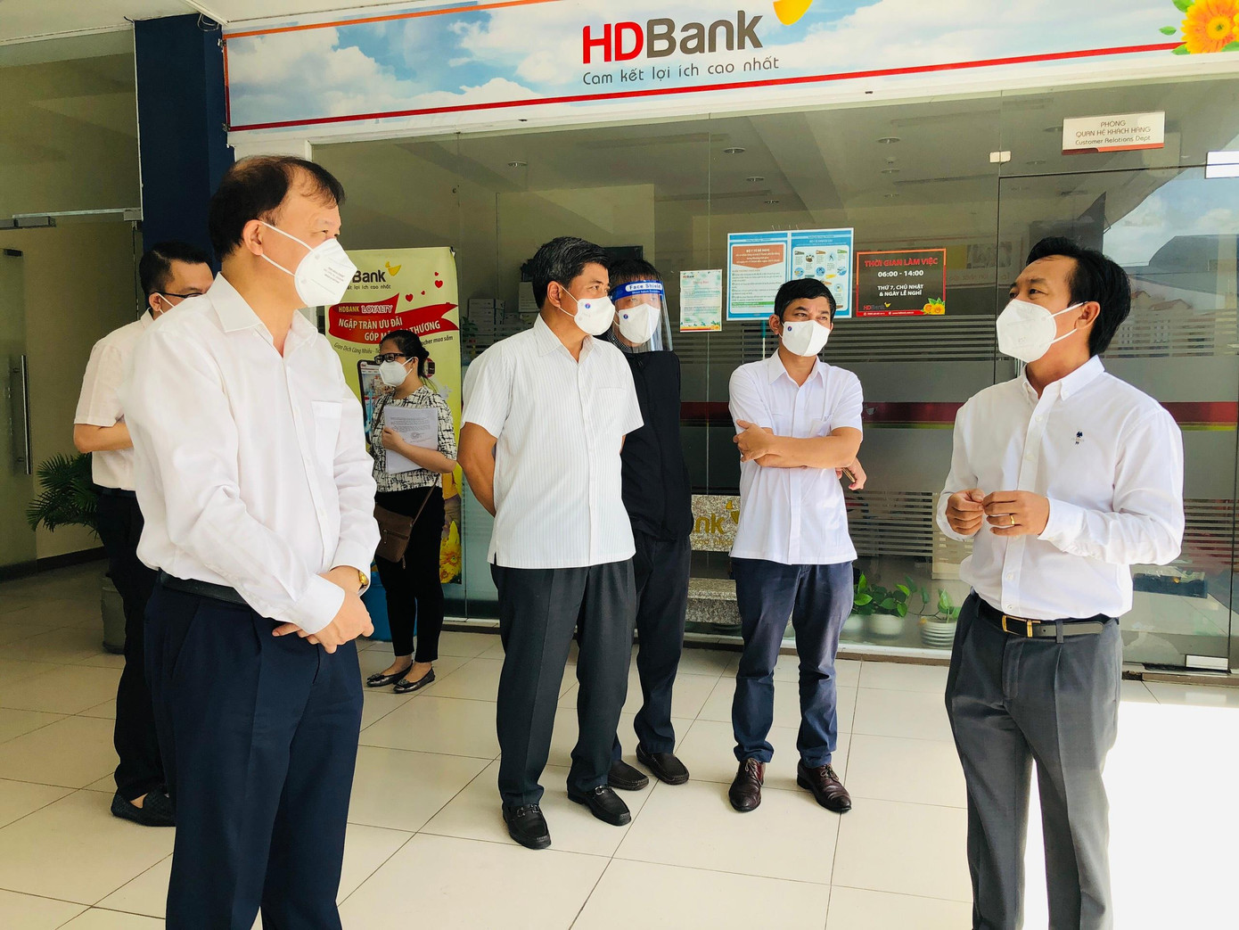 Thứ trưởng Bộ Công Thương Đỗ Thắng Hải (bìa trái) làm việc với đại diện chợ đầu mối Bình Điền sáng ngày 24/7. Thứ trưởng Bộ Công Thương Đỗ Thắng Hải (bìa trái) làm việc với đại diện chợ đầu mối Bình Điền sáng ngày 24/7.