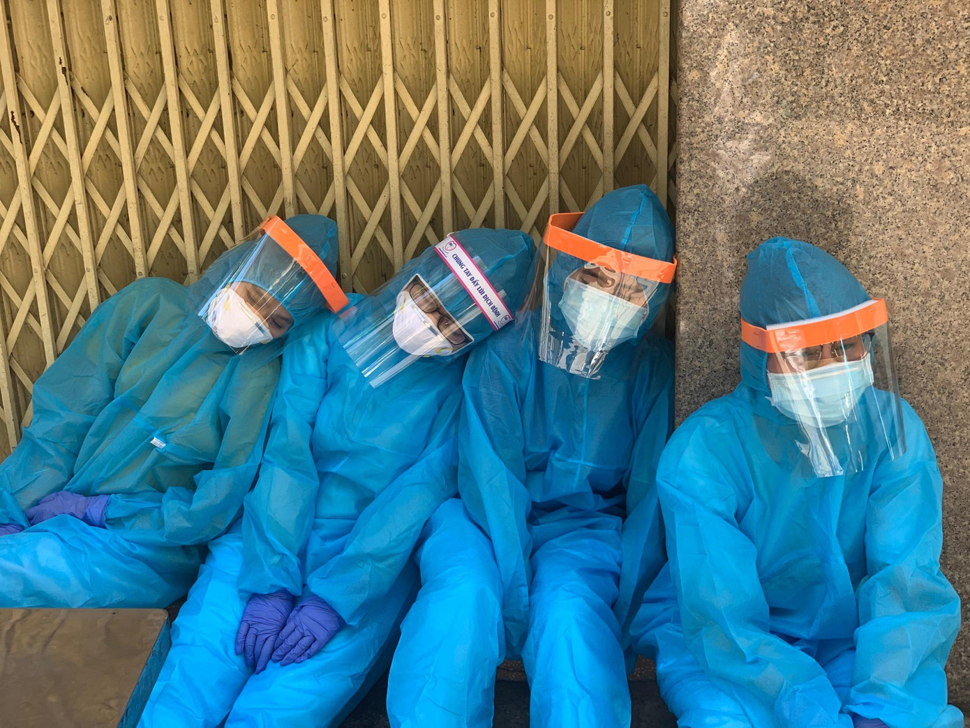 Liên tục những ngày qua, các y bác sĩ trên tuyến đầu chống dịch làm việc suốt ngày đêm Liên tục những ngày qua, các y bác sĩ trên tuyến đầu chống dịch làm việc suốt ngày đêm