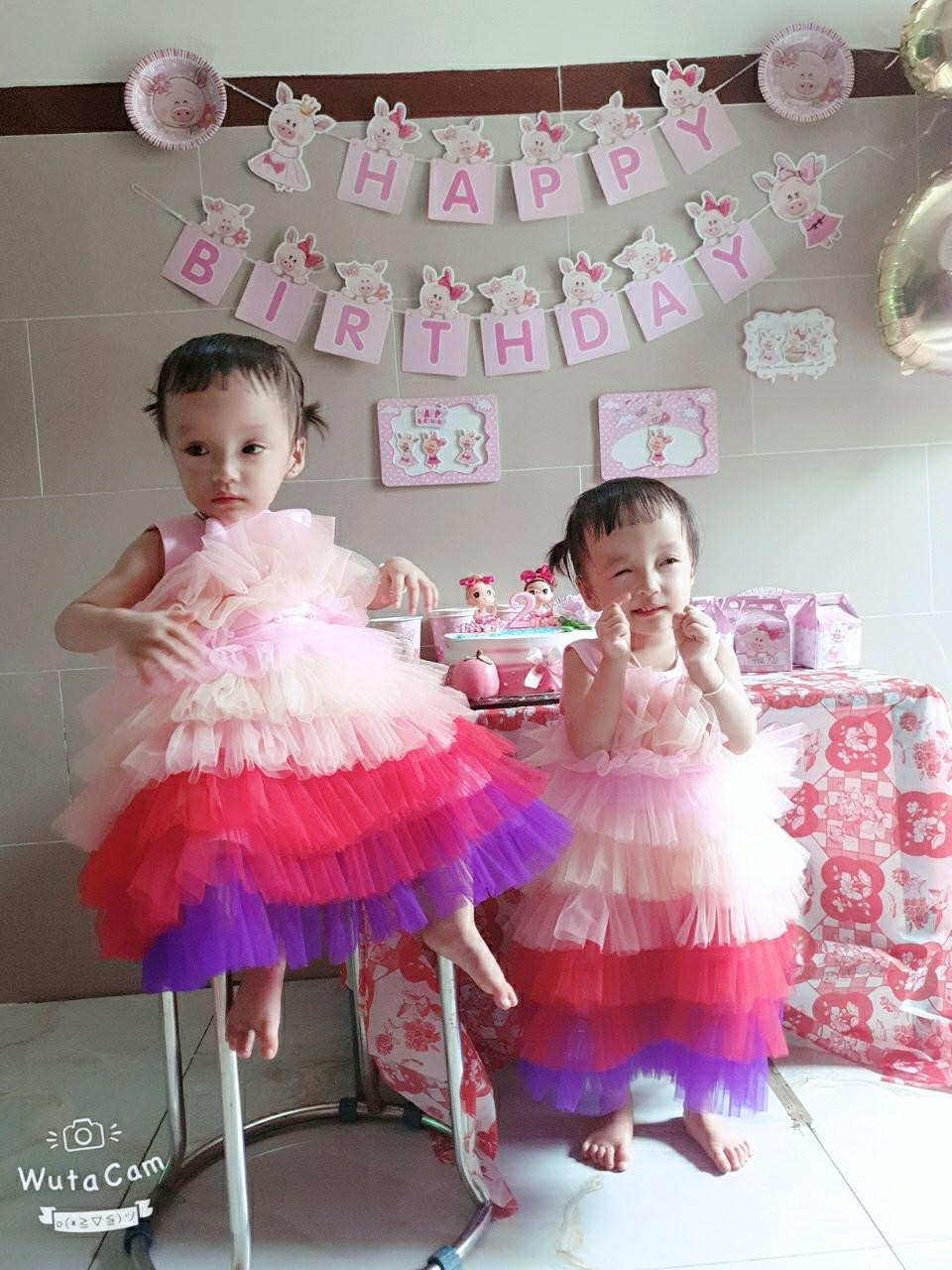 Diện áo đầm hồng đáng yêu, hai cô bé tạo dáng nhí nhảnh, đáng yêu trước ống kính (ảnh: NĐTP) Diện áo đầm hồng đáng yêu, hai cô bé tạo dáng nhí nhảnh, đáng yêu trước ống kính (ảnh: NĐTP)