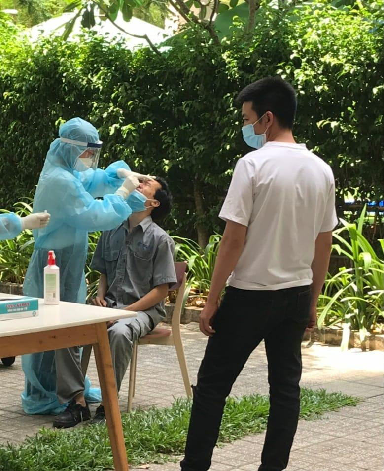 Xét nghiệm cho người dân ở chung cư có người mắc COVID-19 tại Thành phố Thủ Đức (ảnh: HCDC)
