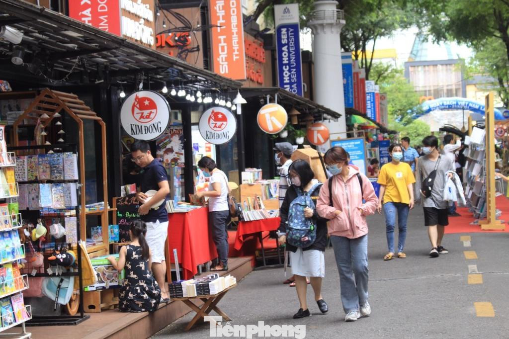 Đường sách Nguyễn Văn Bình cũng thưa thớt khách trong ngày nghỉ lễ này.