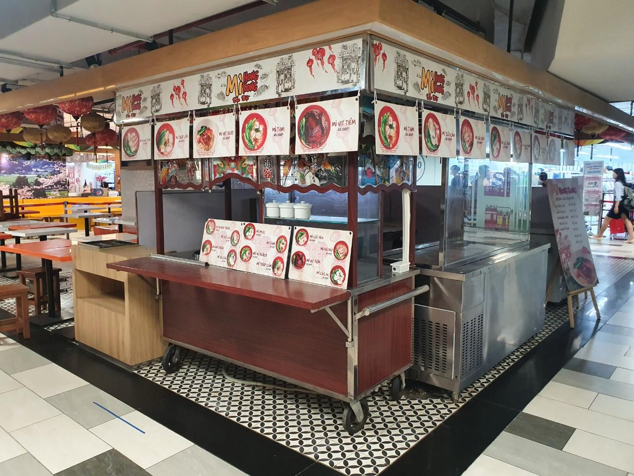 Trong khi đó, một trung tâm thương mại trên đường Phạm Văn Đồng (TP Thủ Đức) cũng đìu hiu, khu vực ẩm thực nơi đây vẫn chưa có doanh nghiệp hoạt động trở lại. Trong khi đó, một trung tâm thương mại trên đường Phạm Văn Đồng (TP Thủ Đức) cũng đìu hiu, khu vực ẩm thực nơi đây vẫn chưa có doanh nghiệp hoạt động trở lại.