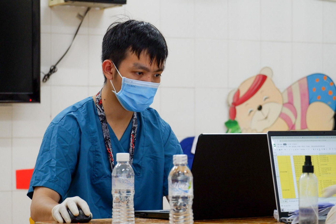 Đội ngũ nhập số liệu mẫu xét nghiệm được triển khai song song tại khu vực phòng riêng (ảnh: HCDC)