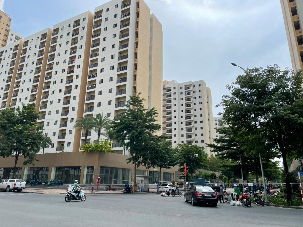 Từ ngày 11/7, các lô chung cư R1, R2, R3 thuộc khu tái định cư phường An Khánh (thành phố Thủ Đức) được TPHCM trưng dụng thành Bệnh viện dã chiến thu dung điều trị COVID-19 số 6, 7, 8 và 9, với quy mô hơn 18.000 giường. Bệnh viện Bình Dân chịu trách nhiệm tiếp nhận 6.000 giường bệnh tại BVDC số 8, đây cũng là BVDC có quy mô lớn nhất trong khu này. Từ ngày 11/7, các lô chung cư R1, R2, R3 thuộc khu tái định cư phường An Khánh (thành phố Thủ Đức) được TPHCM trưng dụng thành Bệnh viện dã chiến thu dung điều trị COVID-19 số 6, 7, 8 và 9, với quy mô hơn 18.000 giường. Bệnh viện Bình Dân chịu trách nhiệm tiếp nhận 6.000 giường bệnh tại BVDC số 8, đây cũng là BVDC có quy mô lớn nhất trong khu này.