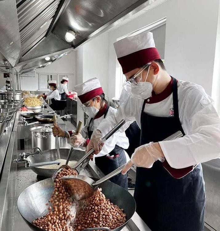 Bếp Yêu Thương chính thức “đỏ lửa” từ ngày 23/8 đến nay, với 10 thành viên tham gia. Bếp Yêu Thương chính thức “đỏ lửa” từ ngày 23/8 đến nay, với 10 thành viên tham gia.