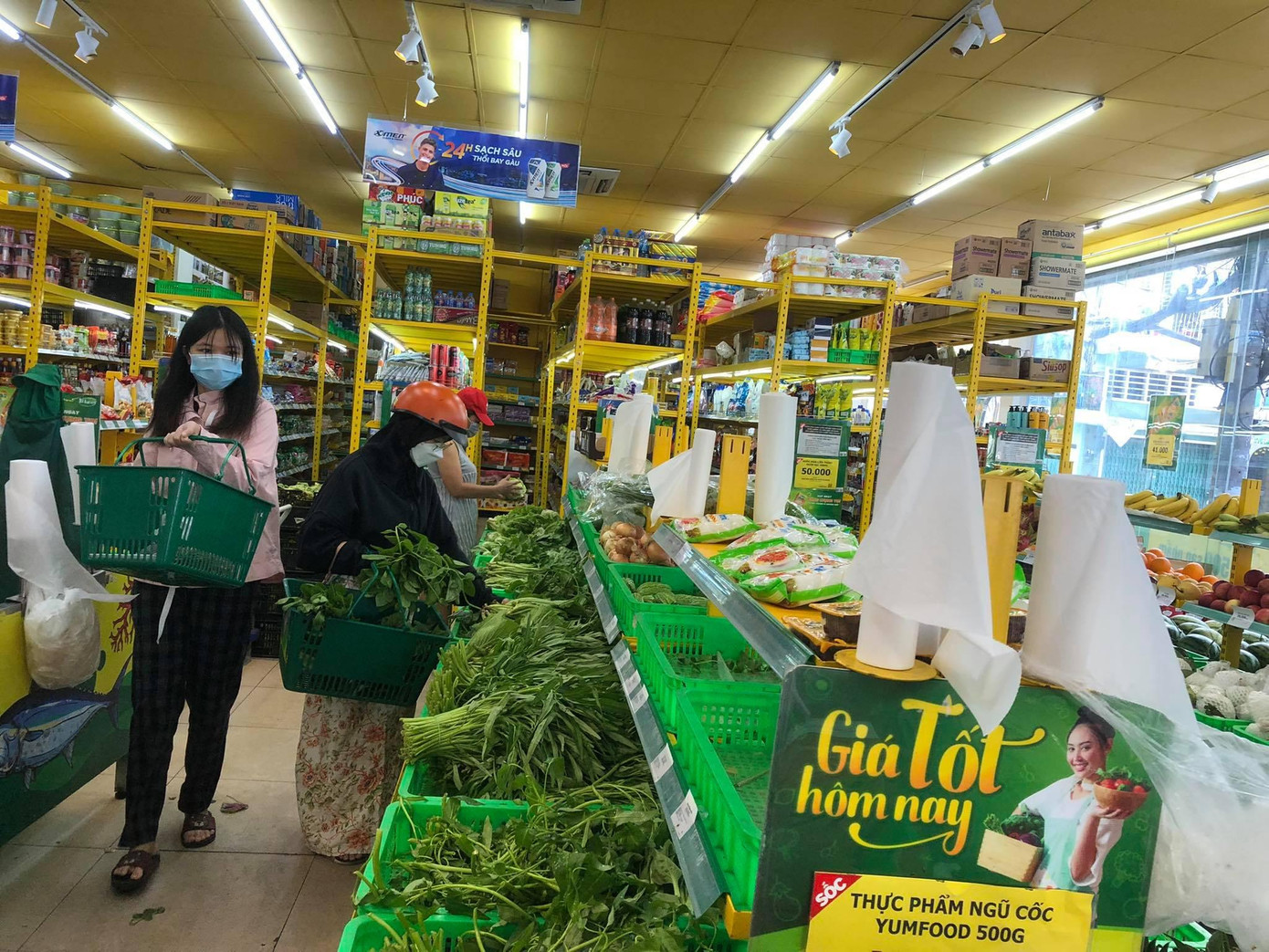 Bên trong các siêu thị, cửa hàng tiện lợi, tất cả các mặt hàng tươi sống như rau củ quả, thịt cá, hải sản đầy ăm áp. Giá cả ổng định, nhiều mặt hàng còn khuyến mãi, giảm giá... Bên trong các siêu thị, cửa hàng tiện lợi, tất cả các mặt hàng tươi sống như rau củ quả, thịt cá, hải sản đầy ăm áp. Giá cả ổng định, nhiều mặt hàng còn khuyến mãi, giảm giá...