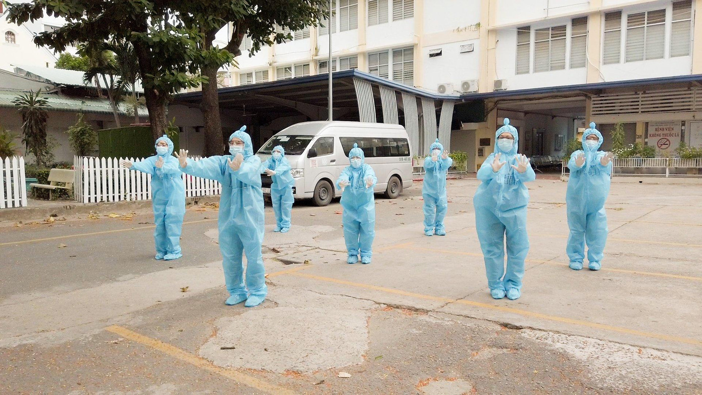 Các "chiến binh áo xanh" BV Da liễu TPHCM "bơm" thêm năng lượng tích cực qua điệu nhảy sôi động Các "chiến binh áo xanh" BV Da liễu TPHCM "bơm" thêm năng lượng tích cực qua điệu nhảy sôi động