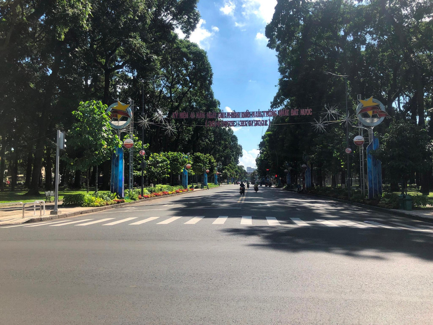 Đường Lê Duẩn (Q.1) rợp hàng cây tỏa bóng mát nhưng không mấy người dạo chơi, chụp ảnh như trước.