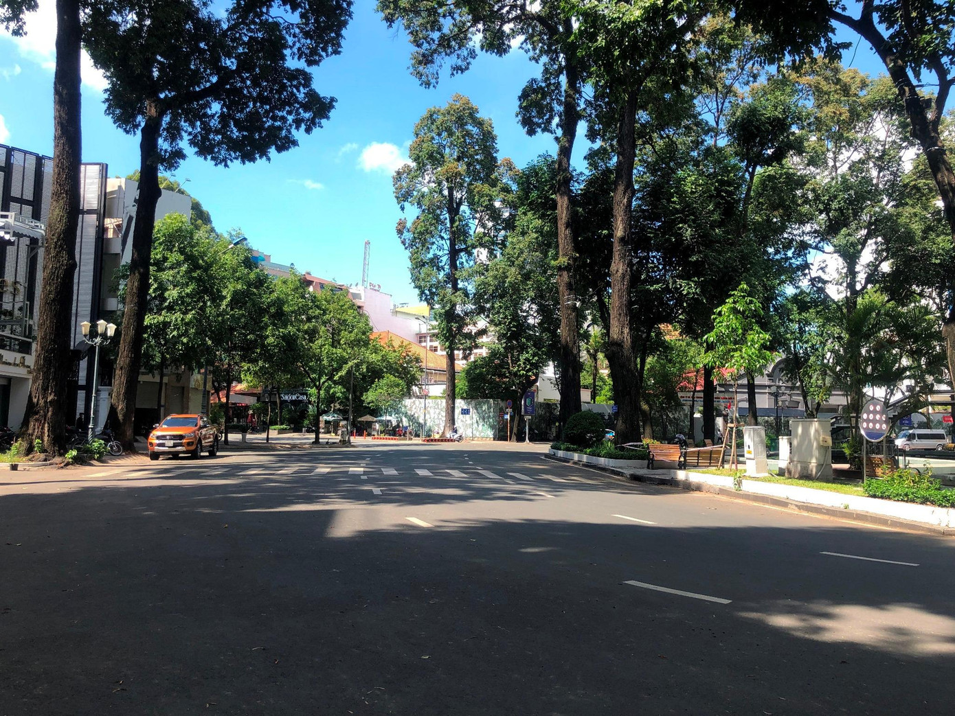 Các nẻo đường ở Sài Gòn đều thưa vắng khách. "Chúng tôi chỉ ra đường khi đi làm hoặc có việc cần thiết, không còn dạo chơi thư giãn từ ngày phát hiện nhiều ổ dịch ở TPHCM" - chị Thu Hương (ngụ Q.3) chia sẻ.