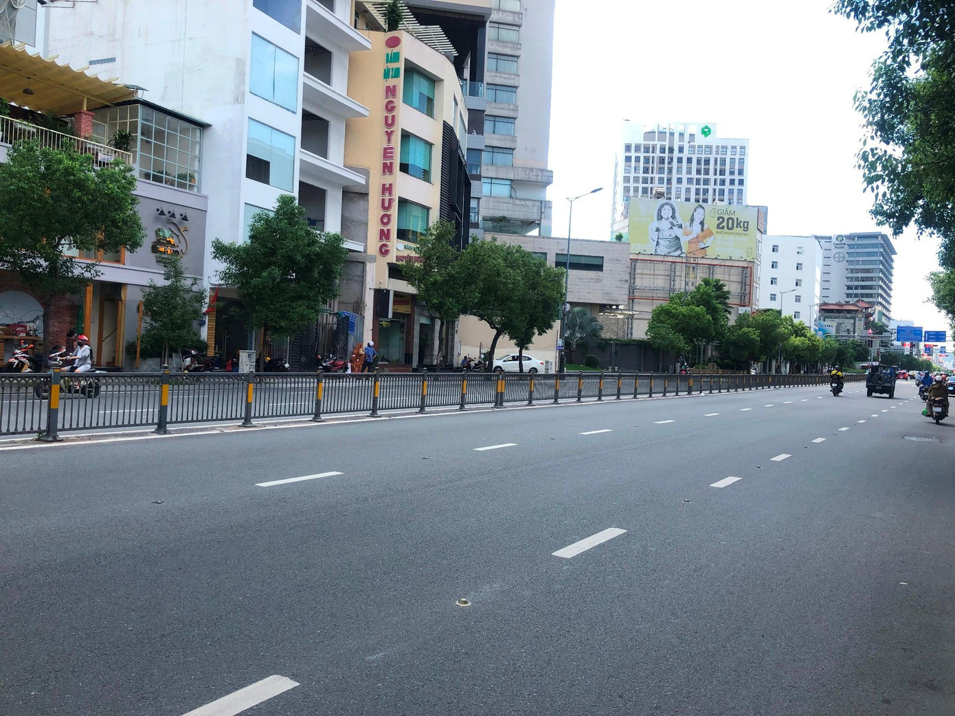 Trong khi đó, các tuyến đường dẫn ra sân bay Tân Sơn Nhất như Nguyễn Văn Trỗi, Đào Duy Anh, Hồ Văn Huê (Q.Phú Nhuận)... bỗng rộng thênh thang, không còn cảnh kẹt xe thường ngày.