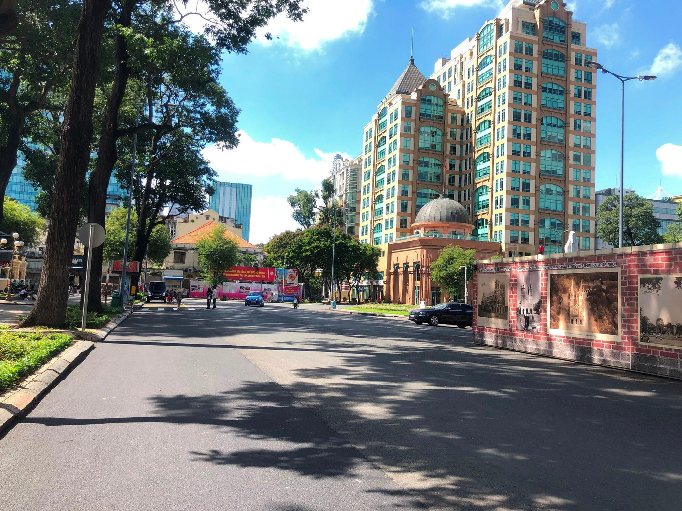 Góc phố Sài Gòn đã không còn nhịp sống sôi động thường ngày