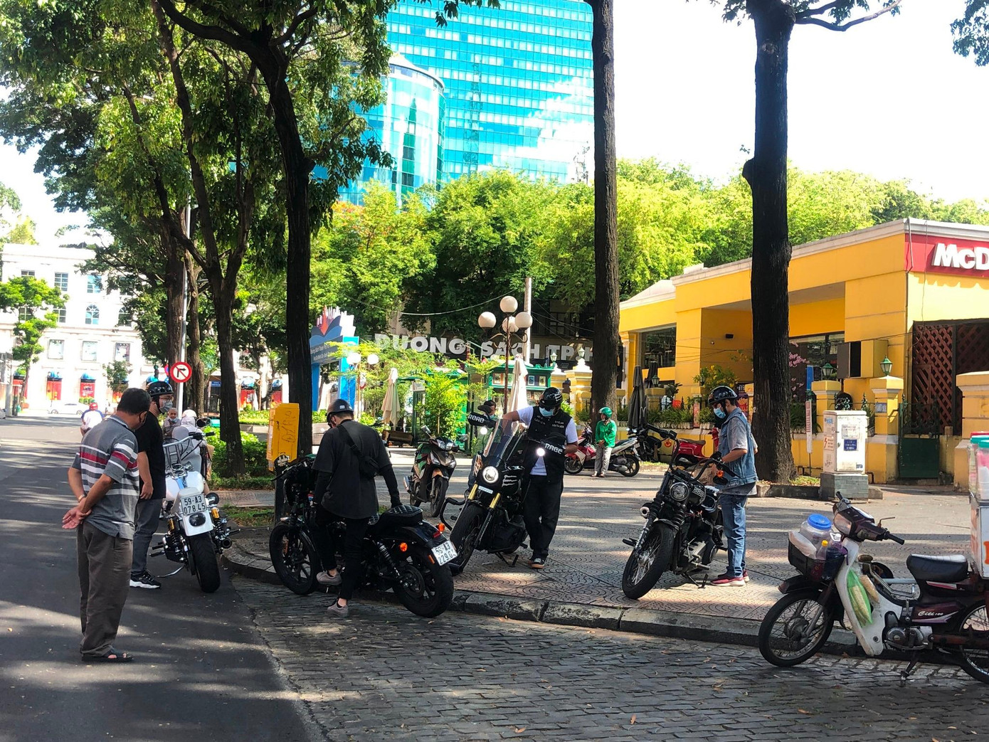 Người dân ra đường đều chấp hành việc đeo khẩu trang.