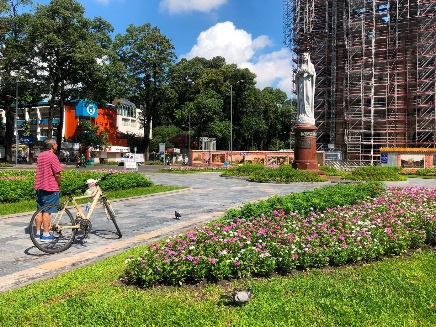 Khu vực Nhà thờ Đức Bà (Q.1) cũng trở nên trầm mặc hơn. Một số giáo dân cầu xin bình an, sức khỏe...