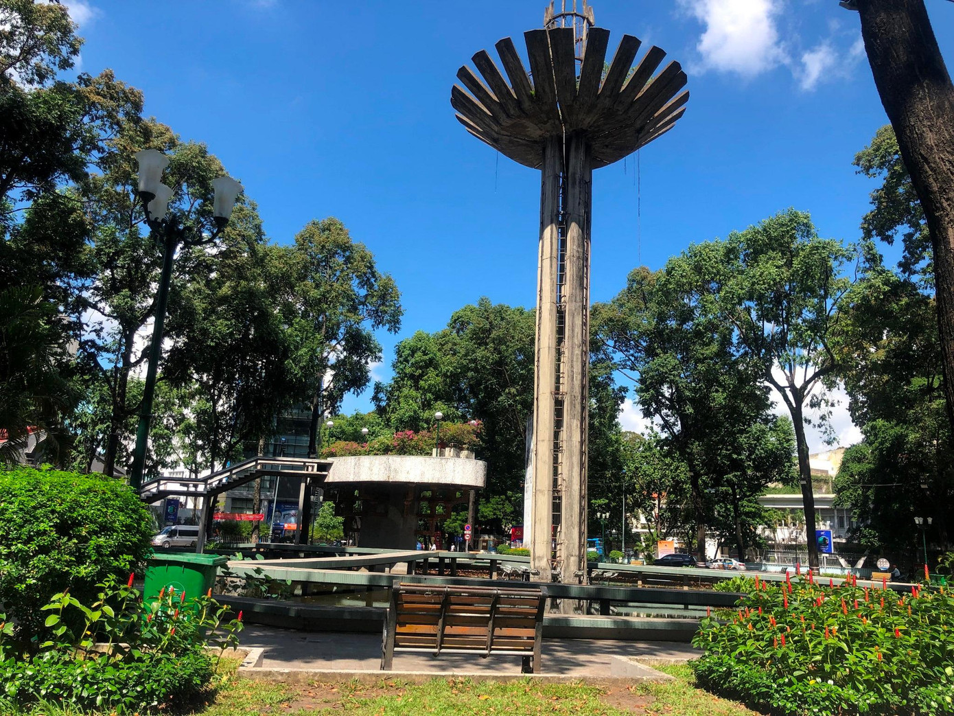 Khu vực Hồ Con Rùa (Q.1) không còn hình ảnh quen thuộc của các bạn học sinh, sinh viên đến đây học bài mỗi cuối tuần.