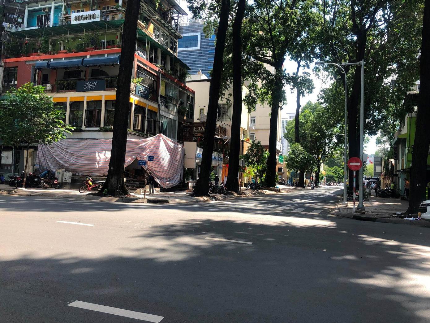 Nhiều hàng quán đóng cửa nghỉ bán hoặc bán online sau khi có lệnh của Thành phố tạm ngưng phục vụ tại chỗ để phòng dịch COVID-19.