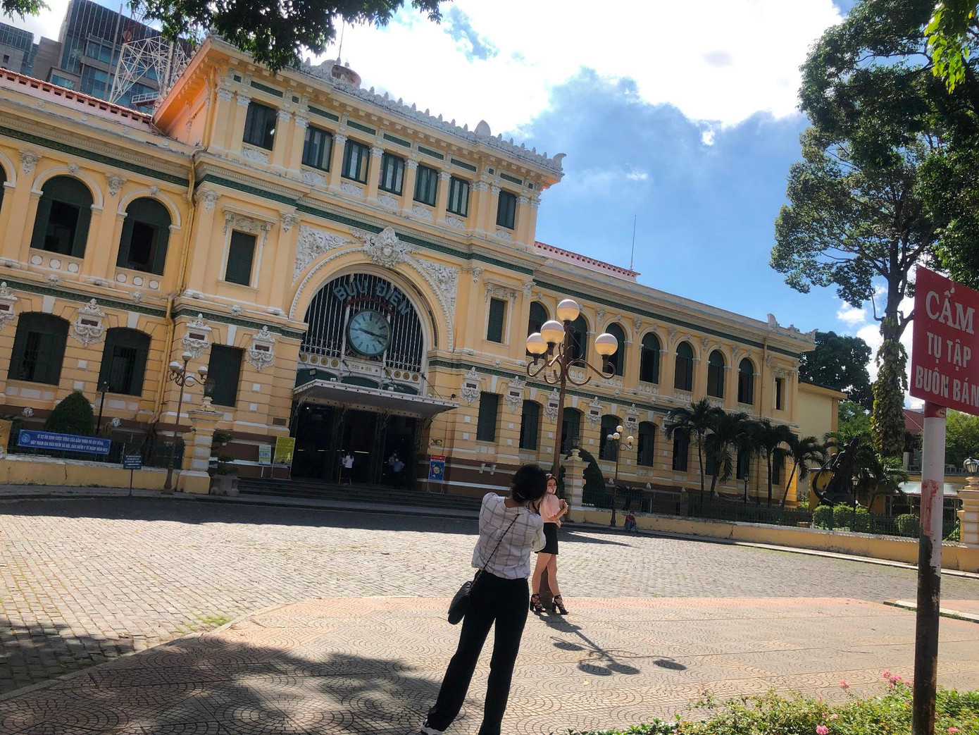 Trước cửa Bưu điện Thành phố cũng ít khách hẳn, một số bạn trẻ tranh thủ chụp ảnh mà không cần phải chờ đợi đến lượt như trước.