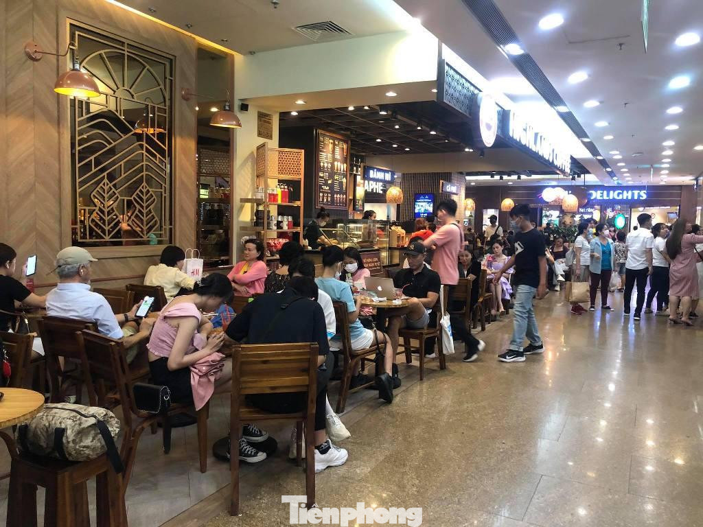 Hàng quán tấp nập, nhiều nơi kèm thêm khuyến mãi, giảm giá...