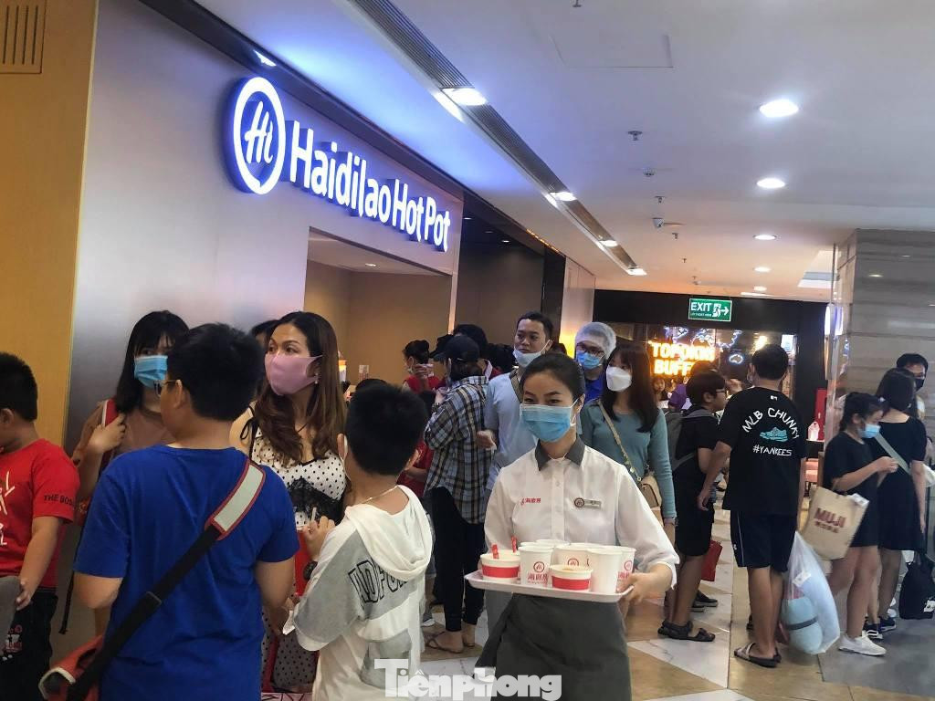 Nhân viên không kịp phục vụ vì khách đông vào thời điểm giữa trưa trở đi. Nhiều người phải chờ đợi để được nhân viên sắp chỗ vì quá tải.